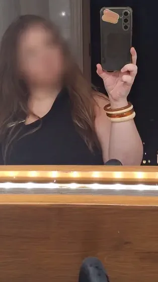 Ella, 19